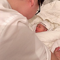 迟到的报喜！分享怀男宝宝经历，2月10日早上4点多破水，5:20办理好入院，宫口一直不开，9点多开始打催产...