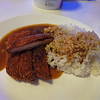 厨娘上线~今日份咖喱鸡加通心粉沙拉！鸡有点炸糊了、啧啧