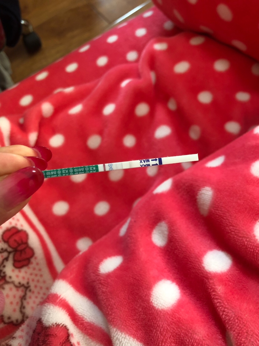 2月3号末次姨妈 2月16强阳 （安排了一次）2月17转弱（未安排）所以不知道排卵是16还是17号😂
近期症状就是腹部胀，火辣辣的感觉，易困头晕，走路一会就累了，胃口，睡眠都很好，小姐姐们 帮忙看看啦！
今早排卵14or15天的样子 晨尿
本来想平放在地上 结果整条都沾了点点水上去 所以不知道结果准不准 会不会有影响 需要几小时后再试试吗？
😣😣排卵12天的时候 还是大白板