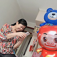 其乐融融，婆婆在学发朋友圈😄