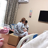 小宝宝特别乖。两个阿姨照顾。