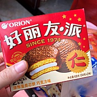 啊~~给弟弟买的零食，看着真的嘴馋😭😭好想吃辣条😭😭最终还是忍住了，用苹果化解我的“饥渴”~...
