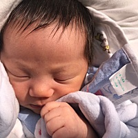 终于有太阳了，十天的汐宝，抱出来晒晒，黄疸快走吧