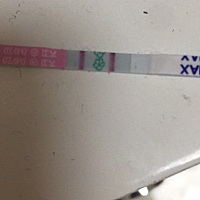19号测的排卵试纸很红早上同房一次晚上也同房了一次，月经快要来了不知道有没有希望了