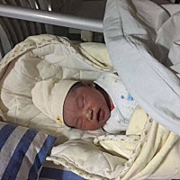 报喜啦！今天16点16分6斤6两！我们家6得飞起的刘飞飞！昨天晚上吃了顿烧烤早上八点就破水啦