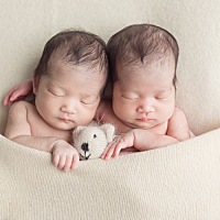 终于有时间上来发个帖，双胞胎太忙了，心好累，不过看到两个宝贝还是很开心的，一摸一样的两个宝😁