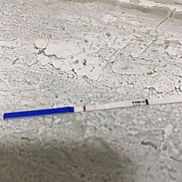 月经推迟五六天，测出来非常浅，是啥情况呢，求助一下有经验的宝妈～