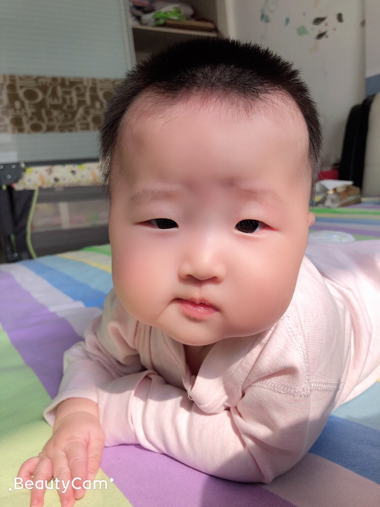 宝宝四个月了啊，感谢老公送的礼物，让我告别啦喂奶的腰酸背痛，果断安利一下。开心😃