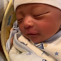 你们的宝宝都是多大攒肚子的，我家现在一天还拉好多次大便，屁股都破了，一天就看到我在跟他洗屁股，大...