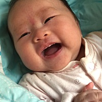 我家宝宝2个月5天，晚上8点就睡了，一晚上5个小时才饿，喂一次奶，换一次尿不湿。早上7点准时醒，网上查...