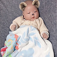 早产儿，出生28周1300克，现在纠正两个月，体重15斤多，医生说太胖了要我们给他少吃，可是不给吃就哭，...