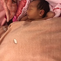 母乳喂养，怎样确认宝宝到底吃没吃饱，坐月子21天了胸还是三个小时一涨正常吗？