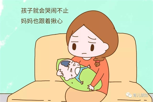 让妈妈“肝肠寸断”的断奶期

断奶尽管有种种艰难，但这是一个宝宝必须经历的阶段，妈妈们再不忍心也要坚持给宝宝断奶，断奶期一般在孩子生下来一年后，刚开始让以母乳为生的孩子不喝奶对于孩子来说是比较困难的，这是对宝宝的考验，也是对母亲的考验，断奶不当会使孩子的健康受到损害，如果在断奶过程中不能及时补充孩子所需要的蛋白质，脂肪等人体必需物质，容易造成婴儿营养不良，免疫力降低，所以为了让宝宝能够顺利的度过这一时期，有几个注意事项需要妈妈们掌握。

让婴儿有一个适应的过程，不能突然中断哺乳。在断乳前，先让孩子吃一点其他的食物，例如鸡蛋清，面包屑等食品，让孩子慢慢摆脱对奶香的依赖，也磨一磨孩子稚嫩的小牙齿。

在断奶后，是孩子生长发育高峰期，此时需要更多的蛋白质和其他的营养，婴儿的饮食方向要过渡到肉质食品，蛋类，鱼类，蔬菜为主的混合食物上面。并且用餐时间也要规定下来。让孩子渐渐养成按时吃饭的好习惯。孩子的饭菜要做的细软一点，力求色香味俱全，当然，在断奶期间，还是要保证孩子每天摄入500毫升的牛奶以上。

很多新妈妈在断奶期可能会出现涨奶的情况，您一定要重视这个问题，若不能及时将奶汁排出，会在乳房留下硬块，保护不好有得乳腺炎的风险。你可以在涨奶时用吸奶器将多余的奶汁排出。

多数吃奶的宝宝在一岁多时可以很好的断奶，不是说宝宝不喜欢喝奶了，而是随着他的长大，他的心里和生理上已经做好了断奶的准备，但是凡事都有例外，如果您的宝宝对其他食品一点都不想进食，你也不要着急，那些在乳头上涂辣椒水，胡椒粉的方法不能让孩子退缩，反而会让他们恐惧进食其他的食物，这时您可以在他的牛奶中混合母乳，让宝宝慢慢接受母乳的香味变淡的牛奶。

母乳虽是孩子最好的喂养选择，但却不是唯一的选择，孩子势必要接触其他的食物。为了让孩子健康的度过断奶期，妈妈们要给孩子们更多的温柔和坚持。

总结：断奶过程中孩子的哭泣是成长中必经的一个过程。妈妈对孩子在经历这个过程时要展现更大的温柔和宽容，表达母爱有很多种方式，带着宝宝一起走过这个成长的阶段吧。
