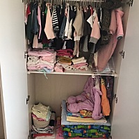 我姑娘的衣柜，我除了买了四薄四厚的月子里穿的衣服外，其余都别人给的，好像不需要买衣服了