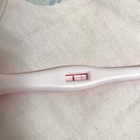 第一天测线比较淡，第二天测稍微深点…我下午要去医院检查了！第一天测出以后有大姨妈来的感觉，但第二...