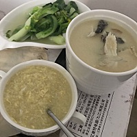 为了減肥！自己安排的月子餐、月子20天，没有吃一顿干饭，全是杂粮粥，汤也是把油去了喝😝～生的...