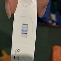 3月3号验出两条线，3月5好两条线比较明显，但是今天出现褐色分泌物，是什么原因，网上查有流产的可能，...