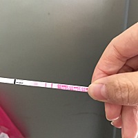 排卵，金秀儿的试纸强阳，有褐色分泌物是怎么回事啊。好害怕头一次这样。