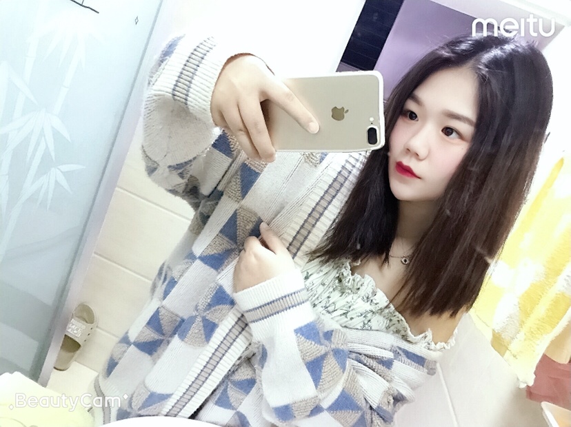 生完宝宝两个月啦 🤗回想当天在待产室打催产针的纪念照 恐怖...😩还有剖腹产当天 我亲妈 注意是亲妈！在病房厕所化妆 她说这么重要的一天 一定要化妆💄god！我现在相信她说我是捡来的这句话了