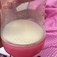 问下各宝妈你们冲的奶粉会这样吗？每次冲奶粉瓶子上都会有渣渣，是因为什么呢？奶粉不好吗？