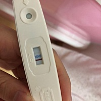各位宝妈们，麻烦看一下，已经备孕两个月了，早上测的时候尿液刚放进去完全白板，我就没管它 放一边了，...