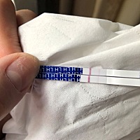 宝妈们早上好🌞可以帮忙看下这个是不是怀孕了吗？上个月3号来的姨妈这个月还没有来#测了一下好像看不...