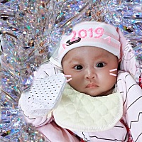 三个月的宝宝可以睡整觉了(1点到8点)，我这颗老母亲的心呀，对你爱不完，白天也超乖的哦