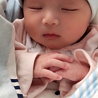 晨熙妹妹今天满18天 妹妹5天的艺术照和哥哥一起