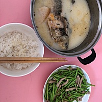 你们月子都吃什么啊，真心不知道要吃什么，都好难吃，没味道！