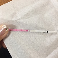 姨妈推迟一天，意念灰？大家帮看看，这是今早的晨尿，有人说准备来姨妈hcg值也会增高。