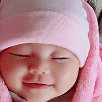 我们家小胖妞，做的啥梦，笑的那么甜。😄