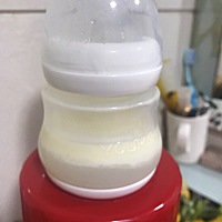 在冰箱冷藏过的人奶，变了两层是不是不能喝了呢