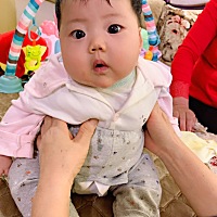 娃娃磨人的看这！我宝今天满三个月，开始越来越好。第一个阶段：月子地，这孩子不睡觉，每天不是吃奶就...