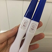 这样是怀孕了吗？左边是5分钟显示的，右边是十几分钟显示的。刚刚沾上尿液的时候是一条，慢慢显示了两条...
