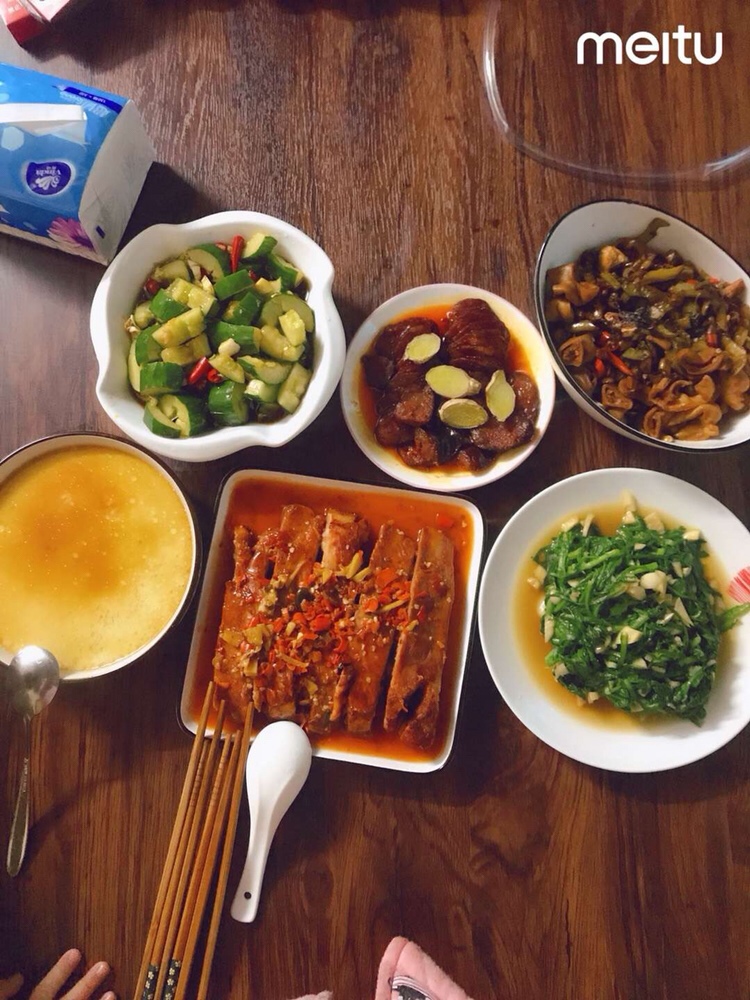 一家三口，变一家四口，一满月就迫不及待做饭了，没有碰冷水，老公洗菜，我戴着手套炒菜，自己做的饭菜就是香，真的是闲不住啊！哎，自己带两个宝宝，不喜欢外卖，实在不行，就煮面吃