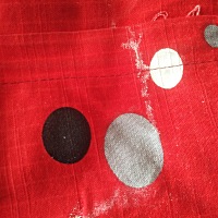 宝宝睡觉上枕头都是汗干了以后 周围就是这种白色 大家有见过这样的吗 是怎么回事呢？