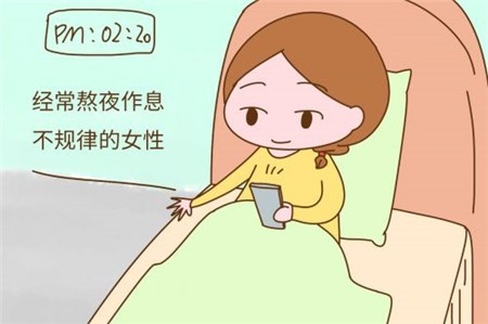 熬夜会加重痛经吗 痛经一定不要熬夜！
1 熬夜会加重痛经吗 可能会 熬夜确实有可能会加重痛经，在经期熬夜的话容易打乱人体内分泌,扰乱肝气运行,容易造成气滞血瘀、形成湿热体质，对身体是很不利的，有可能会导致痛经更加严重。
2 熬夜的危害 1.记忆力、智力下降 长期睡眠不足会造成人的神经中枢紊乱，诱发神经衰弱而导致注意力无法集中、记忆力下降，大大影响学习和工作效率。 2.加速皮肤衰老 如果身体没有得到充足的睡眠时，就会释放出更多的应激激素皮质醇，而过量的皮质醇会分解皮肤中的胶原蛋白，导致皮肤蜡黄、眼睛浮肿、黑眼圈深重。 3.易患抑郁症 临床实验证明，长期睡眠不足容易导致神经衰弱、抑郁症、焦虑症并发。 4.发胖 睡眠不足的人，由于体内激素会失衡，饥饿感会更为明显，具体表现为食欲增加，想吃高热量食物，因而也加快了体重的增加。
3 如何缓解痛经 1.保持温暖 月经期间一定要注意自身保暖，保持身体暖和将加速血液循环，并松弛肌肉，应多喝热水，也可在腹部放置热敷袋或热水袋。 2.避免咖啡因 咖啡、茶、可乐、巧克力中所含的咖啡因，使你神经紧张，可能促成月经期间的不适。 3.服用维生素 许多病人在每天摄取适量的维生素及矿物质之后，很少发生经痛。 4.练习瑜伽操 瑜伽也有缓和的作用。举例如下：弯膝跪下，坐在脚跟上。前额贴地，双臂靠着身体两侧伸直。保持这姿势，直到感到不舒服为止。 5.中药食疗缓解痛经 药物食疗的方法很多比如羊肉炖当归北芪适合气血虚弱型的人，最好有中药师指导。
4 经期注意事项 1.严禁同房 经期女性一定不能同房，因为经期局部的抵抗细菌能力就有所下降，同房又极可能会导致外界细菌更多地入侵，甚至上行累及盆腔、输卵管等，引起妇科疾病。 2.注意卫生 经血容易滋生细菌，所以经期要更加注重对局部的清洁工作。 3.饮食注意 月经期间吃生冷的食物或者喝冷饮，会影响子宫的收缩，使经血排出不畅，导致痛经等问题。 4.不宜坐浴、泡温泉 因为月经期间宫颈口处于微开状态，如下身泡在水中，水中的致病菌可经阴道上行进入宫腔导致炎症。 5.不宜剧烈运动 月经期间并非绝对禁止运动，但剧烈运动，如跳高、跑步等要尽量避免，否则会加重经期的不适，如腰酸背痛，甚至引起痛经和月经失调。