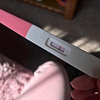 距离上次同房已经过去半个月了，例假已经推迟两天，测试如图，什么情况，中了吗？