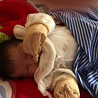 困的不行，一放下就哭，一抱起来就秒睡，坏蛋小石榴，之前白天上午睡觉下午睡觉，今天只是下午睡了两个...