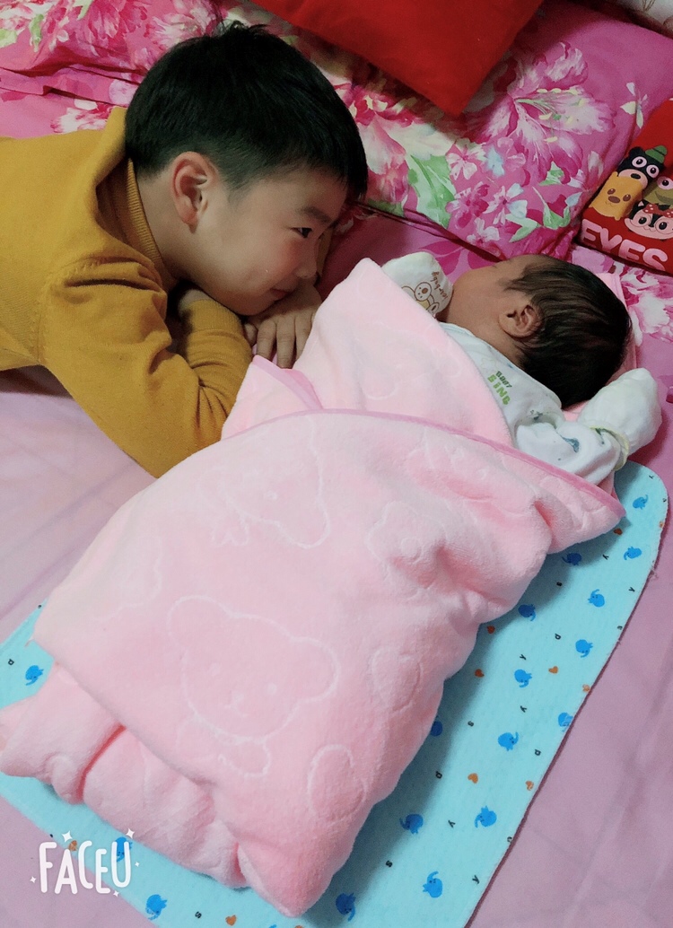 宝贝25天了，妈妈终于快出月子了，看着你们兄妹俩这么和谐的画面，很欣慰！儿女双全，很完美！