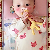 今满四月❤️ 像爸爸有点黑哦 ☺️☺️ 这个阶段本该翻身的她 懒的确不肯翻😂 为娘帮忙侧着都给我又躺...