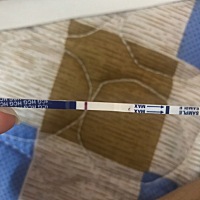 上个月15号来大姨妈今天测白板这二天有轻微的血丝请问大家是什么情况？