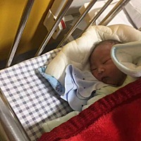 小孩出生🐣第7 天了，一般奶喝到多少毫升，我宝宝现在要70ml。有时候就睡一个小时就醒了，哭闹，没拉...