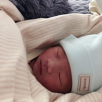 我家昨天出生的小乔治，虽然生产过程很痛，但是看到宝贝那一刻，心都融化了，好可爱，愿我家宝贝健康成长。