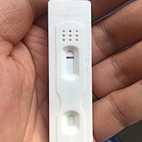 2月1日来的月经，现在还没来，早早孕试纸浅浅浅的水印，是什么情况？有没有同样情况的伙伴