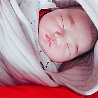 3月1号凌晨00.50 顺产 女宝宝一枚 7斤8两6 无侧切 轻微撕裂。