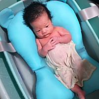 小宝宝第一次在家洗澡，居然没哭，嘿嘿，看来很快就可以游泳了！