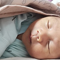 宝贝21天了，怕他醒来，醒了就要吃奶😂😂😂吃奶就钻心的痛