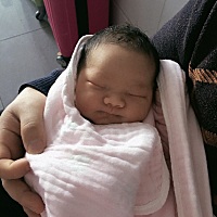 我的剖腹产经历：3月2号的预产期，1号见了红 去医院还没有开宫口，照了b超羊水偏少而且胎儿显示八斤多，...