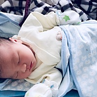 成功卸货男宝，6.8斤 由于头胎是剖腹产，二胎也剖了，压宫底 挂宫缩药真的好痛